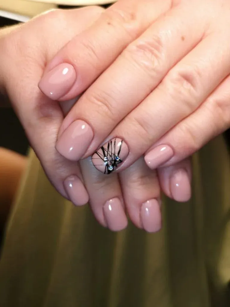 Manicure hybrydowy nude z czarnym wzorem artystycznym — salon kosmetyczny Me & Myself