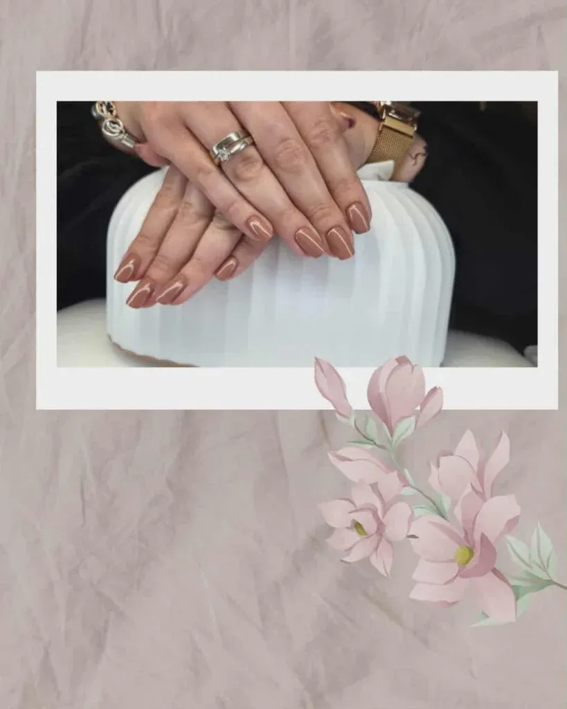 Manicure hybrydowy w kolorze caramel nude — salon kosmetyczny Me & Myself Wołomin