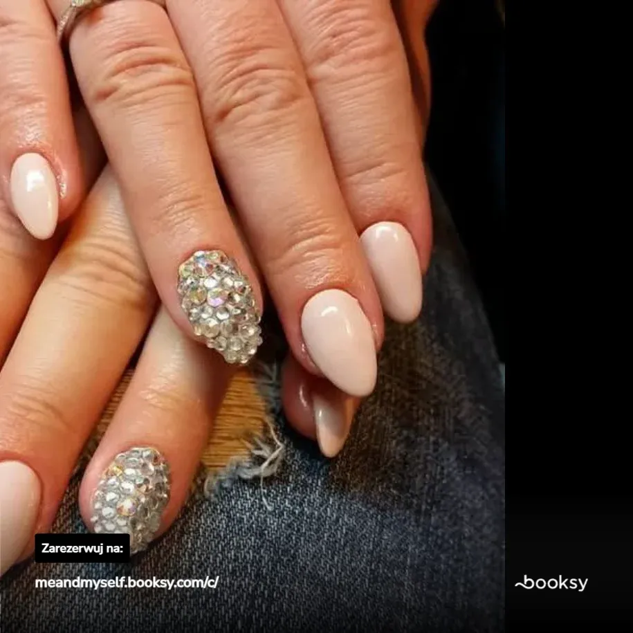 Manicure hybrydowy nude z cyrkoniami — efekt glamour — salon Me & Myself Wołomin