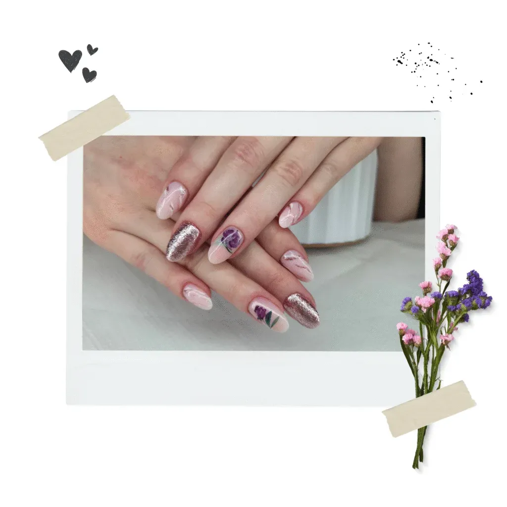 Manicure hybrydowy różowo-fioletowy z efektem chrome i kwiatami — salon Me & Myself Wołomin