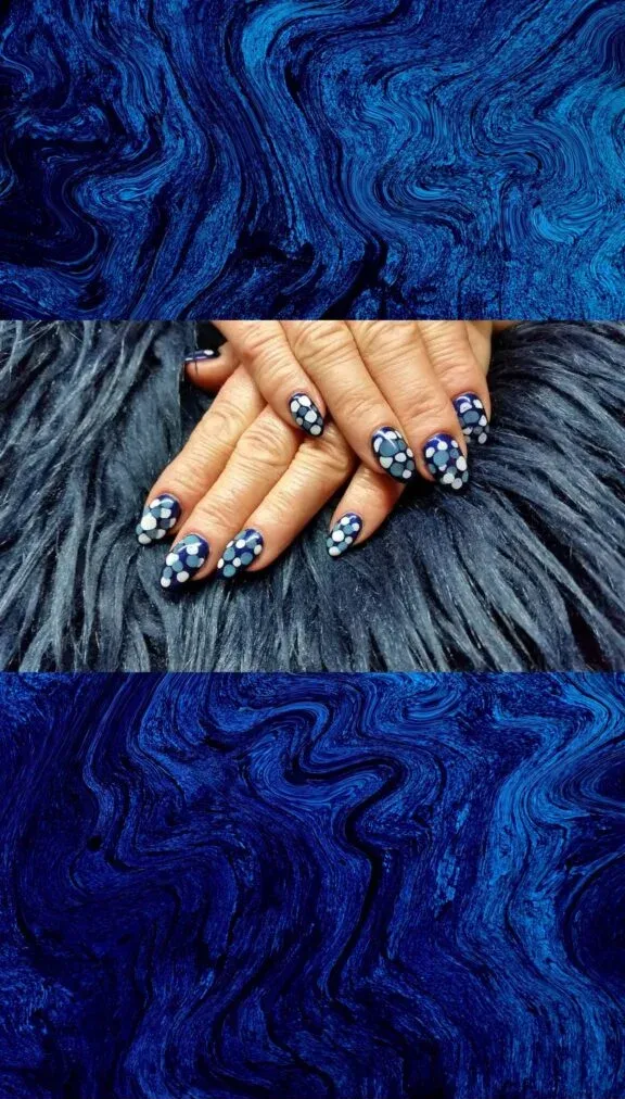 Manicure hybrydowy granatowy z białymi kropkami — salon kosmetyczny Me & Myself Wołomin